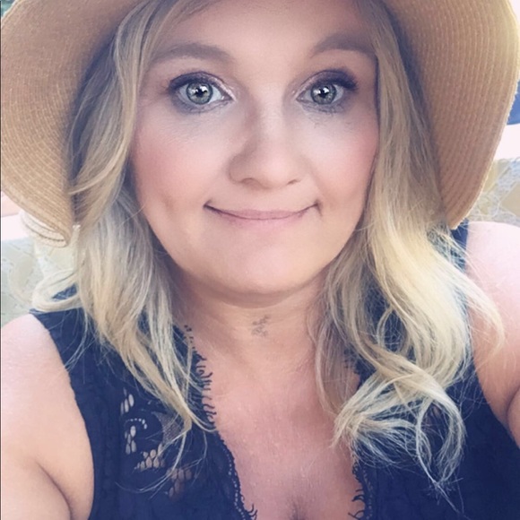 Meet your Posher, Loni🖤 - Picture 5 of 8